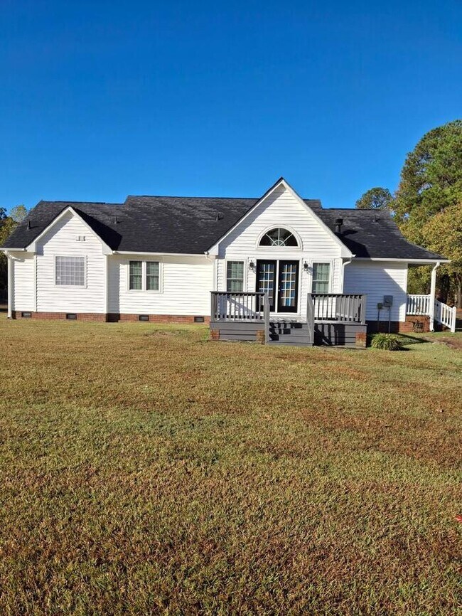 Building Photo - 3 Bedroom 2 Bath Ranch