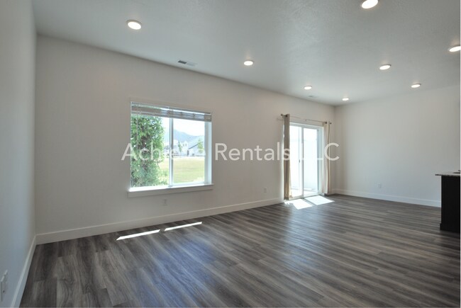 Foto del edificio - Golf, Parks & Home Sweet Home | Logan Utah Townhome