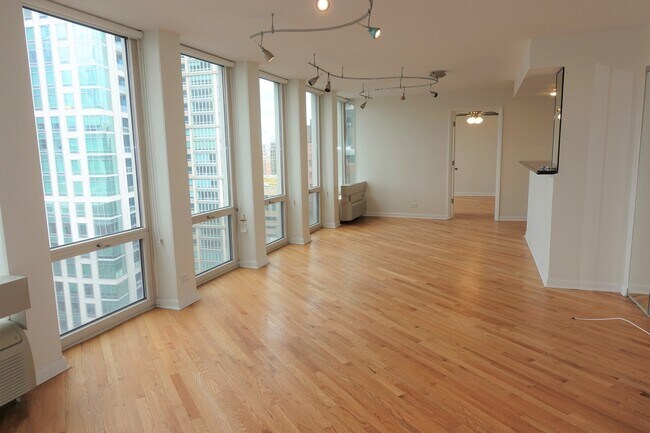 Building Photo - 111 E Chestnut St