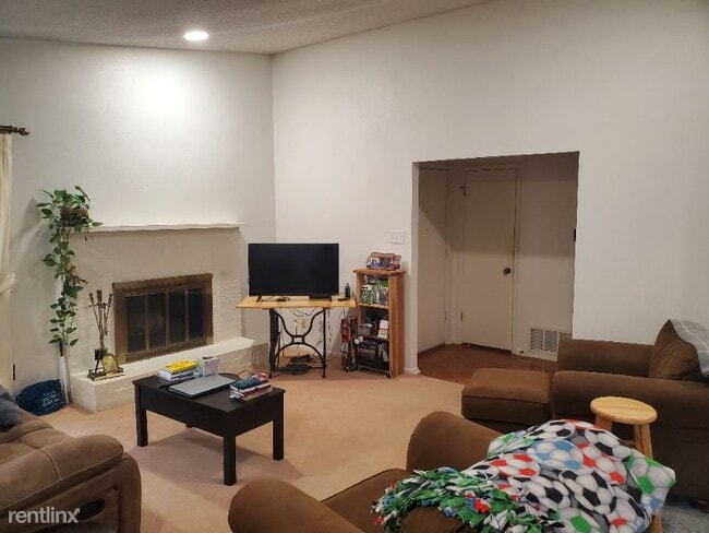 Building Photo - 1 br, 1 bath Townhome - 903 Shady Creek Ln