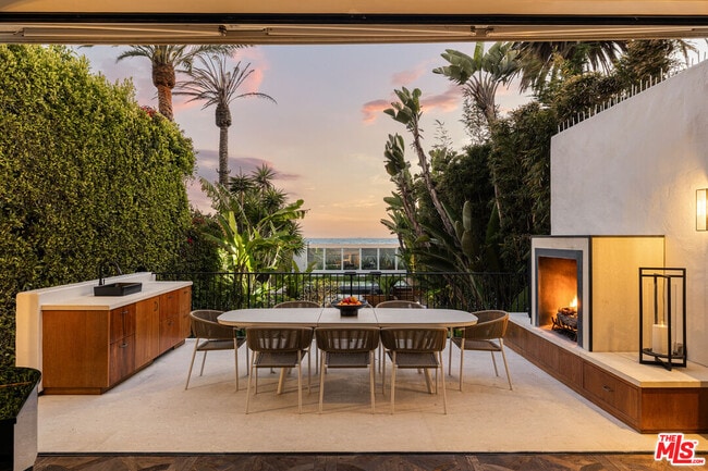 Building Photo - 966 Palisades Beach Rd