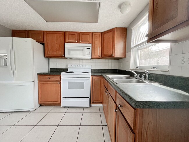 Building Photo - 2/1 Duplex COMING SOON!