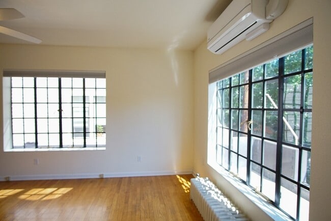 Building Photo - Fabulous 1Bdr on Mississippi Ready Late No...