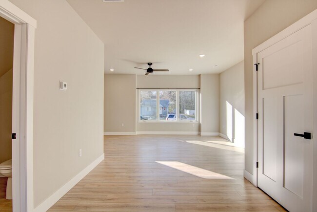 Foto del edificio - Brand New Luxury Townhomes: 3BR, 2.5Bath Altoona WI