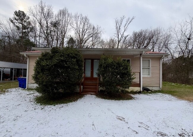 Building Photo - *1/2 OFF FIRST MONTHS RENT AT SIGNING* 3 Bedroom 1.5 Bath House