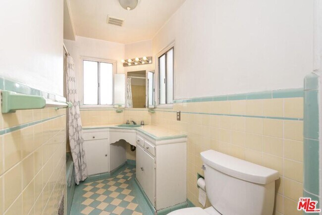 Foto del edificio - 3043 Hollycrest Dr