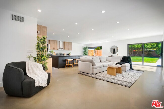 Foto del edificio - 6236 Sale Ave