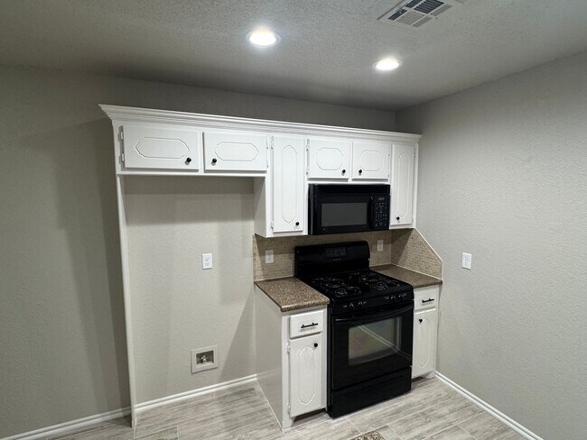 Foto del edificio - Storm Shelter!!! This 3 bed, 2 bath, 2 Car Garage home has new paint, kitchen and bathroom granit...