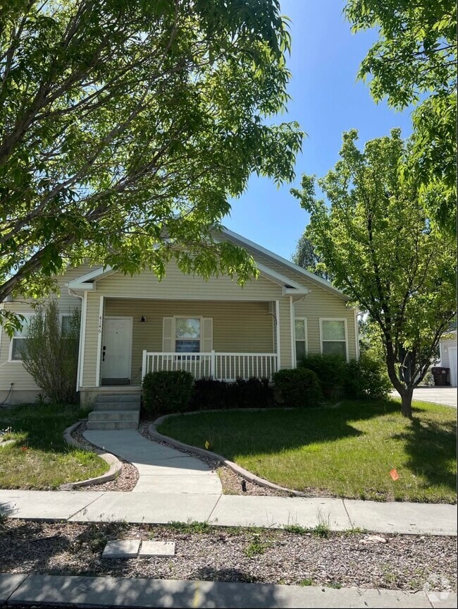 Building Photo - 4146 NE Pinion Cir