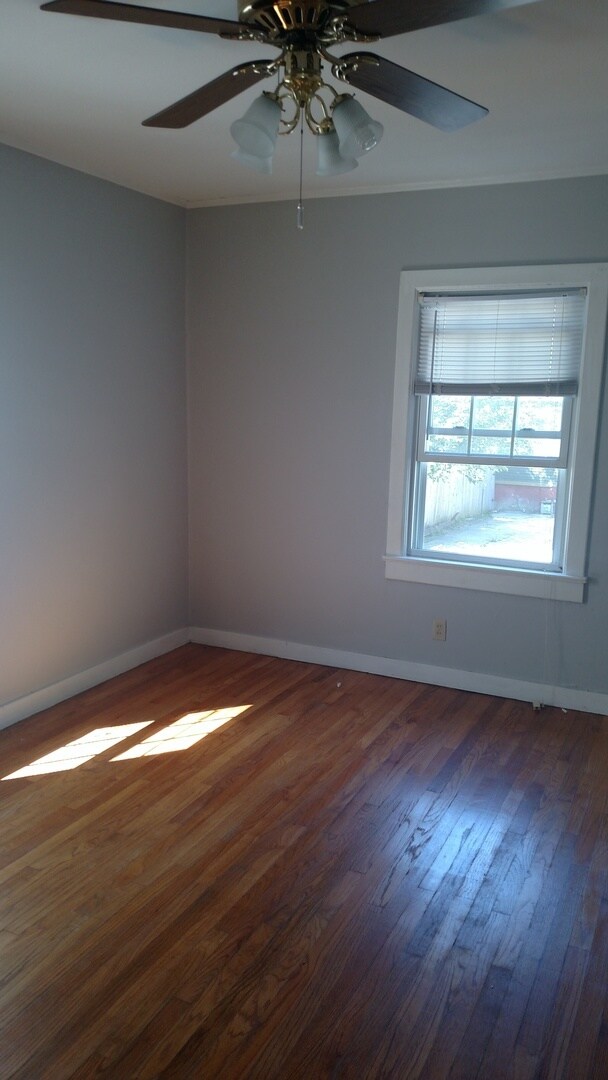 Foto del edificio - Charming Two-Bedroom Home with Garage in Knoxville