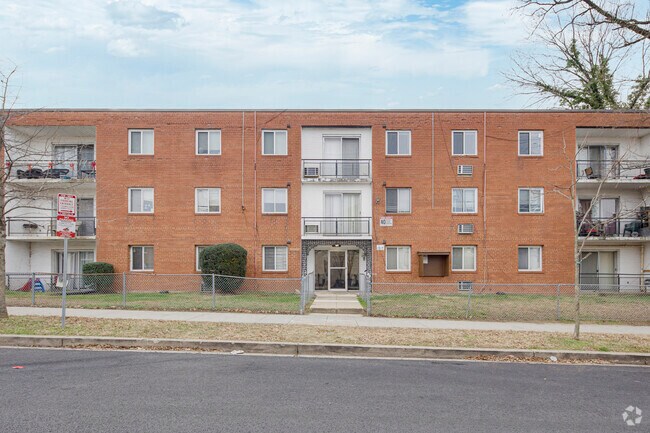 Frente - 1721 T St SE