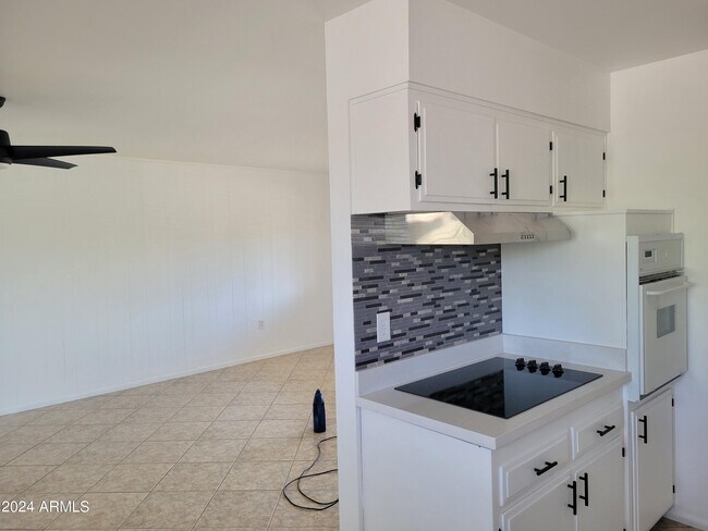 Building Photo - 11640 N Hagen Dr