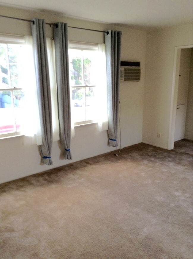 Building Photo - 5005 Whitsett Ave