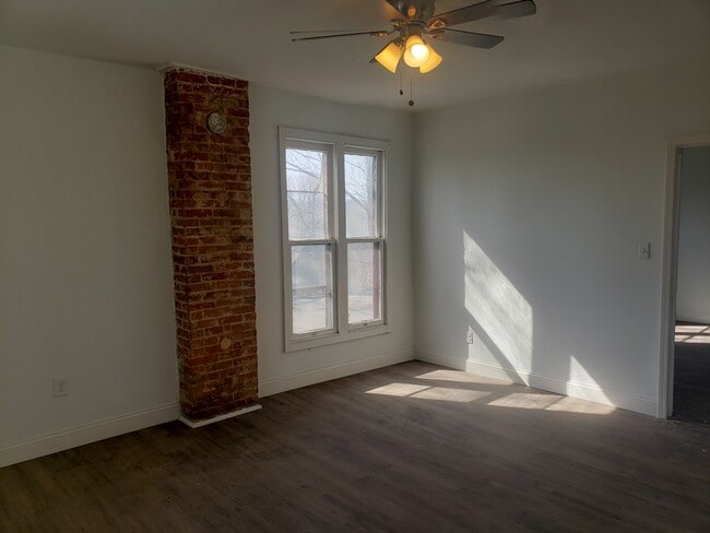 Building Photo - 605 hall st
