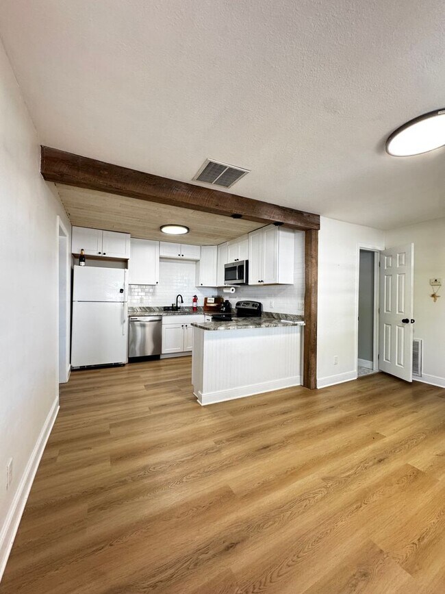 Building Photo - Annual-Unfurnished 3-bedroom, 2/1-bathroom, single-family home