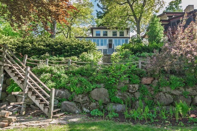 Foto del edificio - Lake Mendota Retreat: 3BR Home w/ 60’ Pier...
