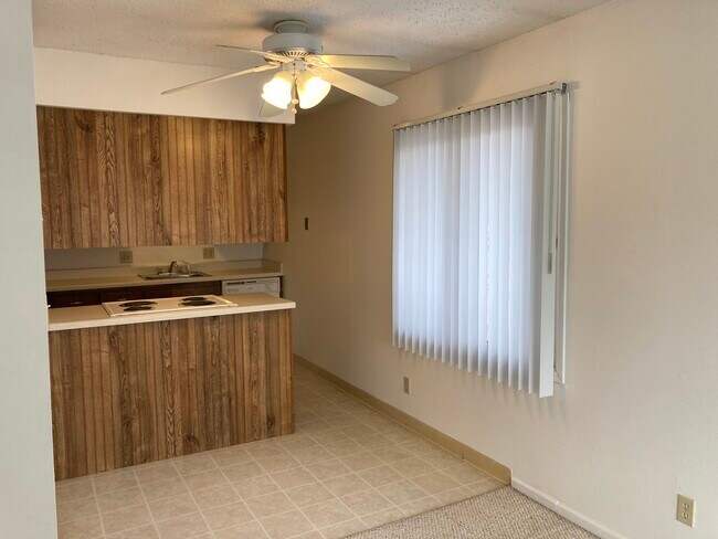 Dinning area - 2018 NW Hickory Ln
