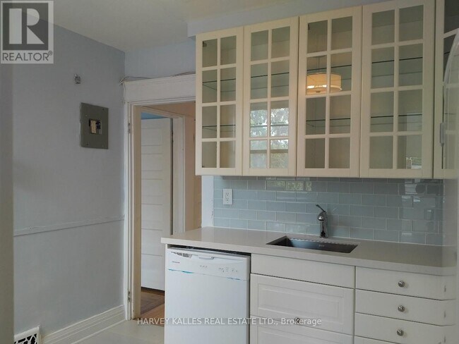 Building Photo - 885 Davenport Rd