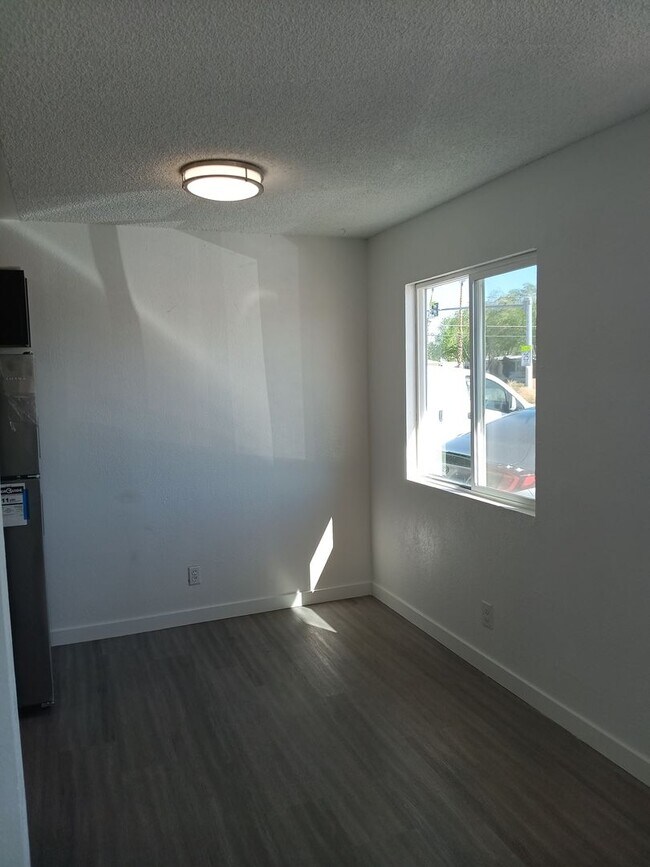 Foto del edificio - RENOVATED 2BD/1BA READY TO RENT!