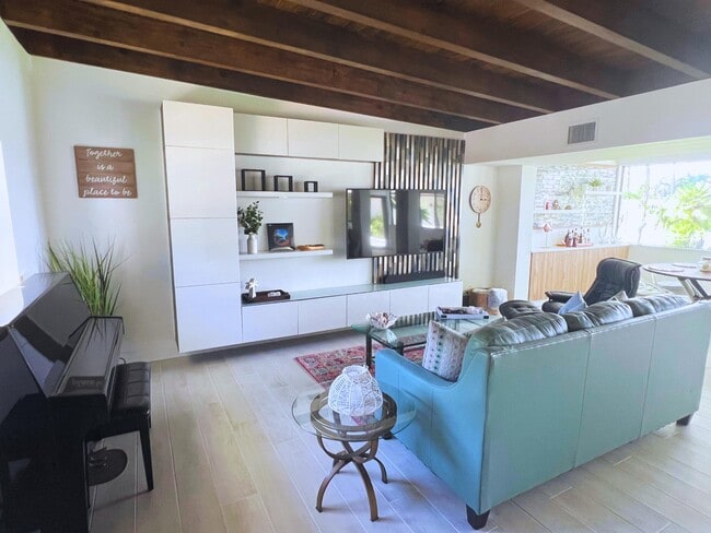 Foto del edificio - 7315 Pine Tree Ln