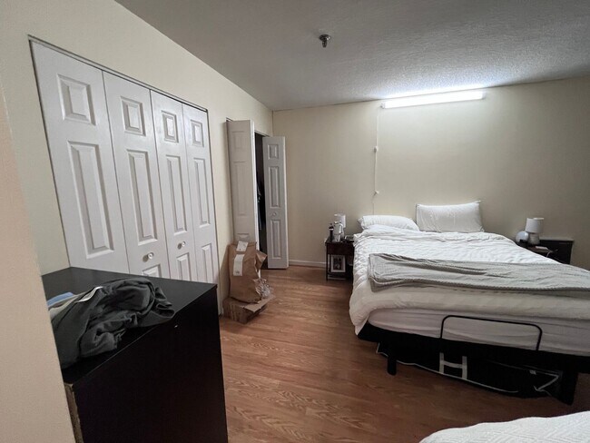 Foto del edificio - Spacious two bed two bathroom in Allston -...