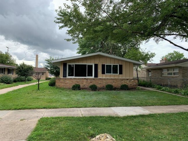 Building Photo - Great Location, completely remodeled