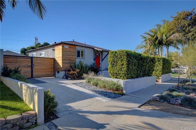 Foto del edificio - GORGEOUS 3 BED 2 BATH HOME IN BIXBY KNOLLS...  LARGE YARD, AND CHILLY A/C