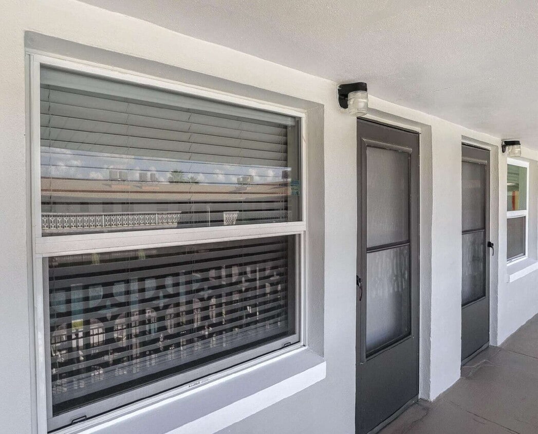 Foto principal - Updated 1 bedroom condo near the river!