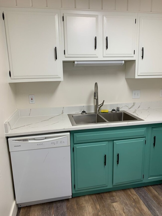 Building Photo - 2 Bdrm 1 Ba | Baxter & Northern Lights are...
