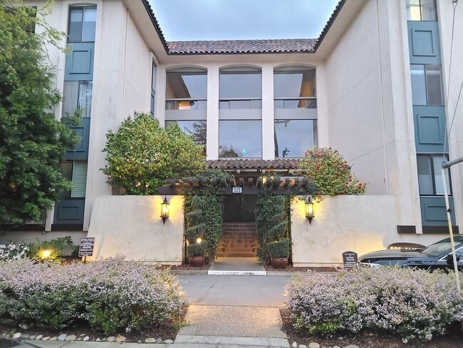 Building Photo - 525 Almer Rd