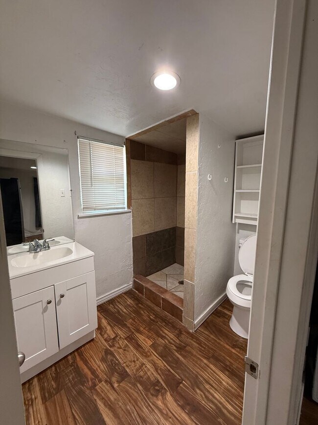 Foto del edificio - Charming 1-Bedroom Apartment with Hardwood Floors Near Downtown San Antonio