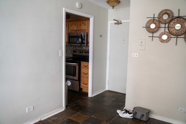 Building Photo - 6157 N Sheridan Rd