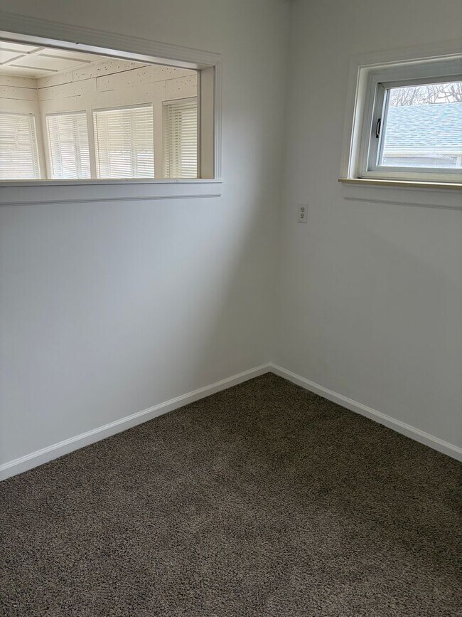 Building Photo - 4 bedroom 1 bath newly remodeled ranch in Dearborn Heights