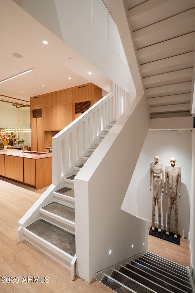 Foto del edificio - 50 W Palm Ln