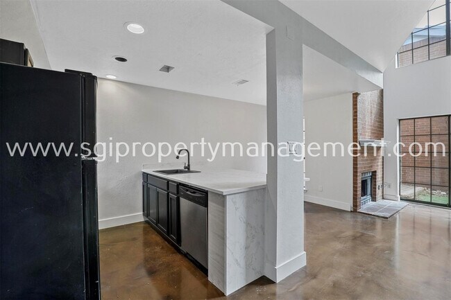 Building Photo - Condo ready for move in