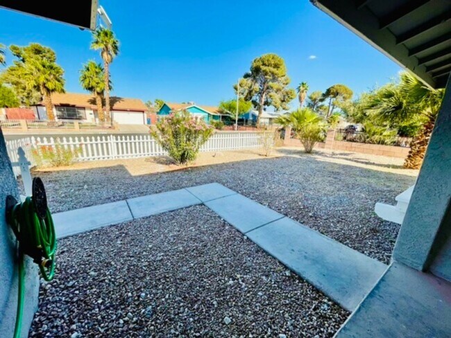 Building Photo - WONDERFUL 4 BEDROOM, SINGLE STORY HOME NEA...
