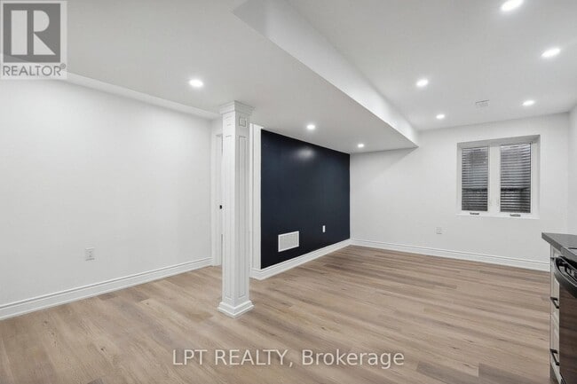 Building Photo - 140 Springvalley Crescent