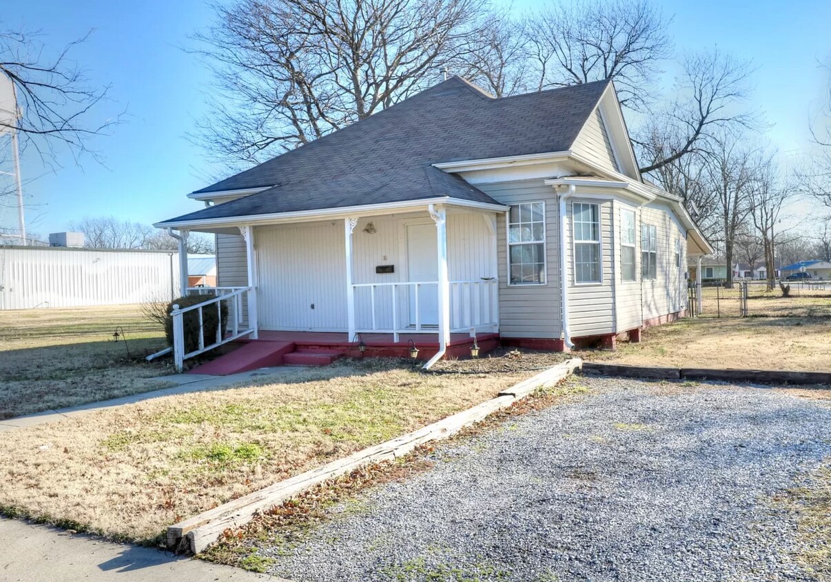 Primary Photo - 111 N Hogan St