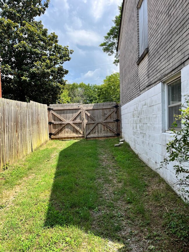 Building Photo - 3 bed/2 bath with bonus room! Fenced Yard,...