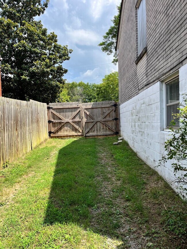 Foto del edificio - 3 bed/2 bath with bonus room! Fenced Yard,...