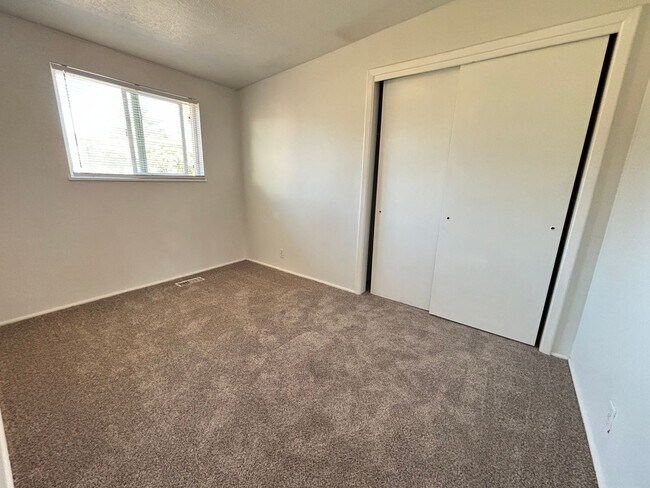 Building Photo - Spacious Home At End Of Quite Cul-De-Sac W...