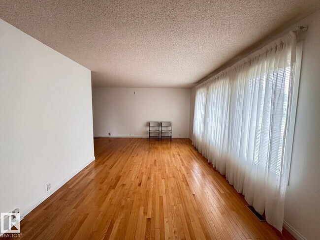 Photo du bâtiment - 4120-4135 135 Ave NW