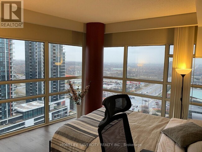Photo du bâtiment - 50-2250 Eglinton Ave W