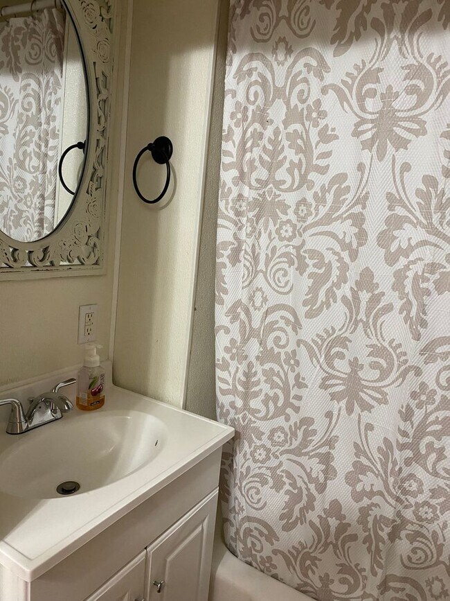 Foto del edificio - Upstairs One Bedroom Unit