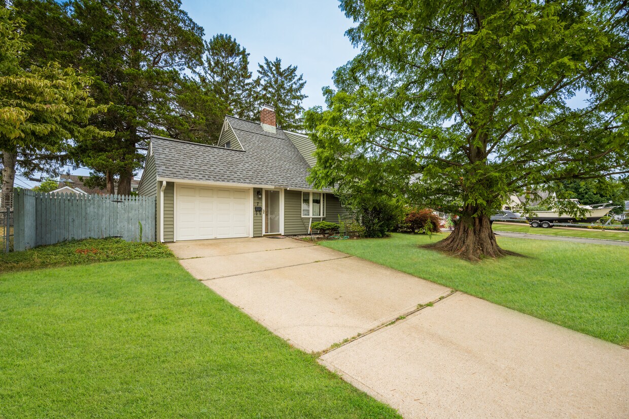 7 Story Ln, Hicksville, NY 11801 House Rental in Hicksville, NY