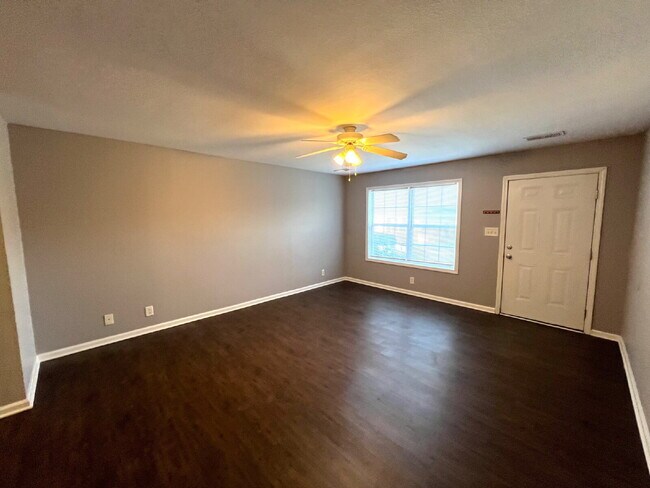 Foto del edificio - 9103 Pembroke Oak Grove Rd