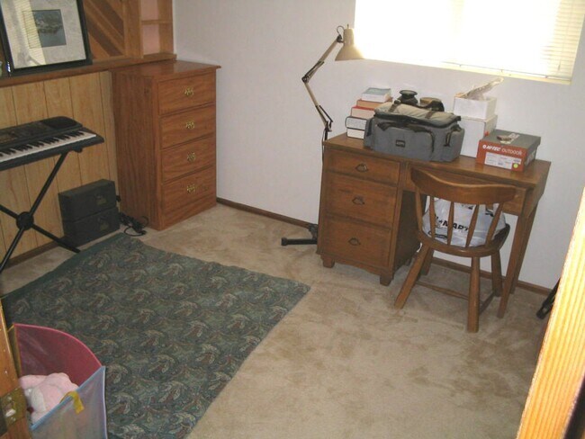 Building Photo - Spacious 3 Bed + Office, 2 Bath Single Fam...