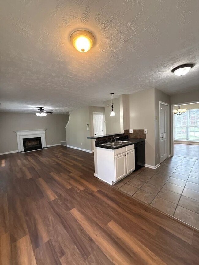 Building Photo - Beautiful 4 Bedroom Lithonia Home!