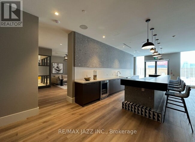 Photo du bâtiment - 2545 Simcoe St N