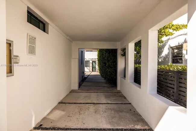 Foto del edificio - 7910 Byron Ave